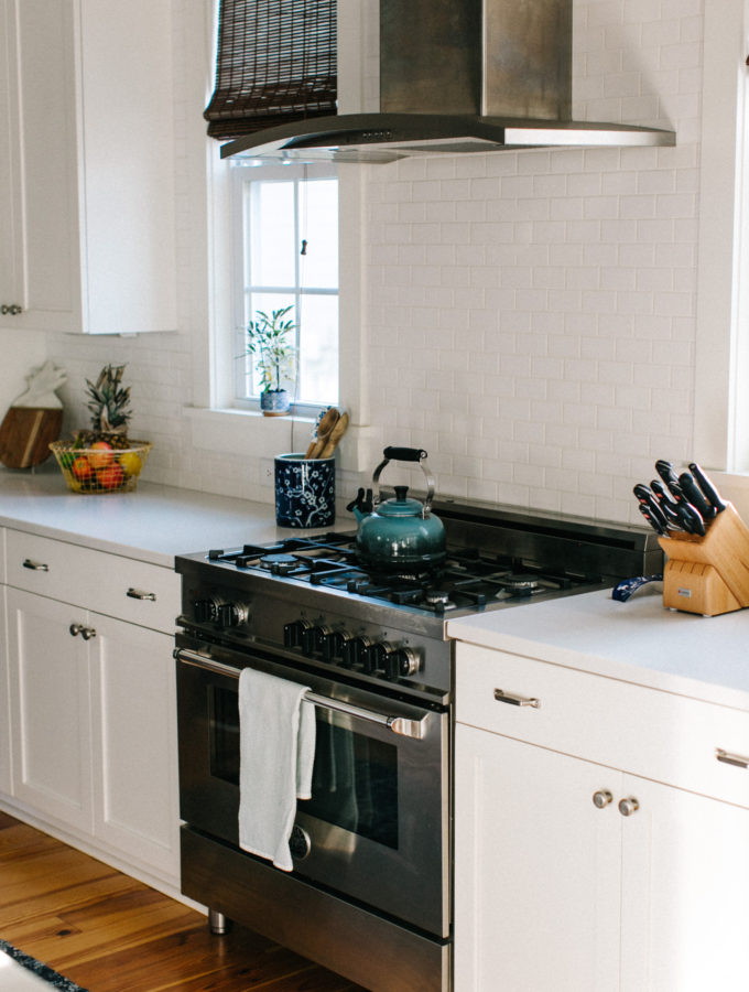 white kitchen calacatta quartz