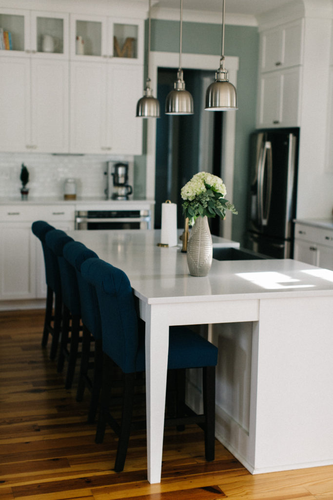 white kitchen calacatta quartz