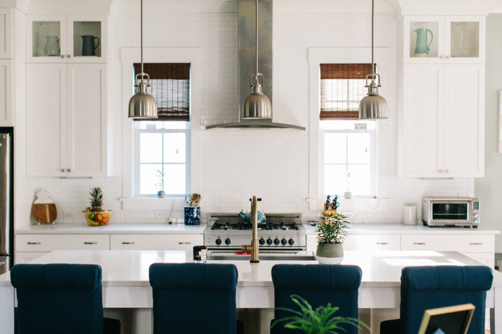 white kitchen calacatta quartz