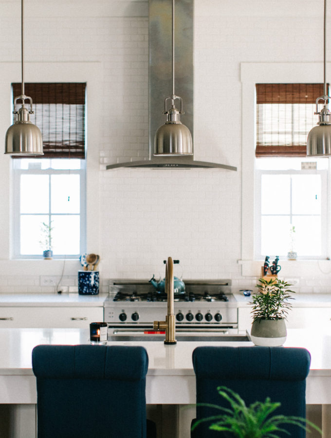 white kitchen calacatta quartz